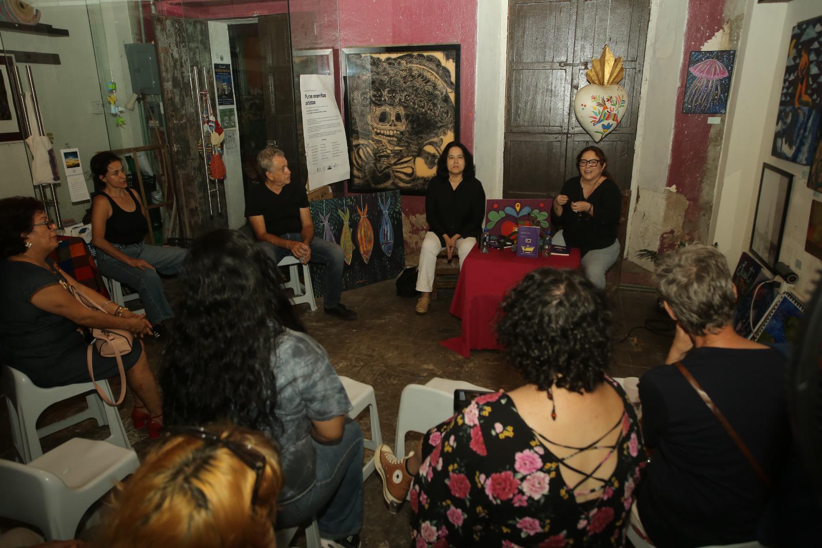 $!Los asistentes disfrutaron de una velada literaria entre el arte del lugar sede.