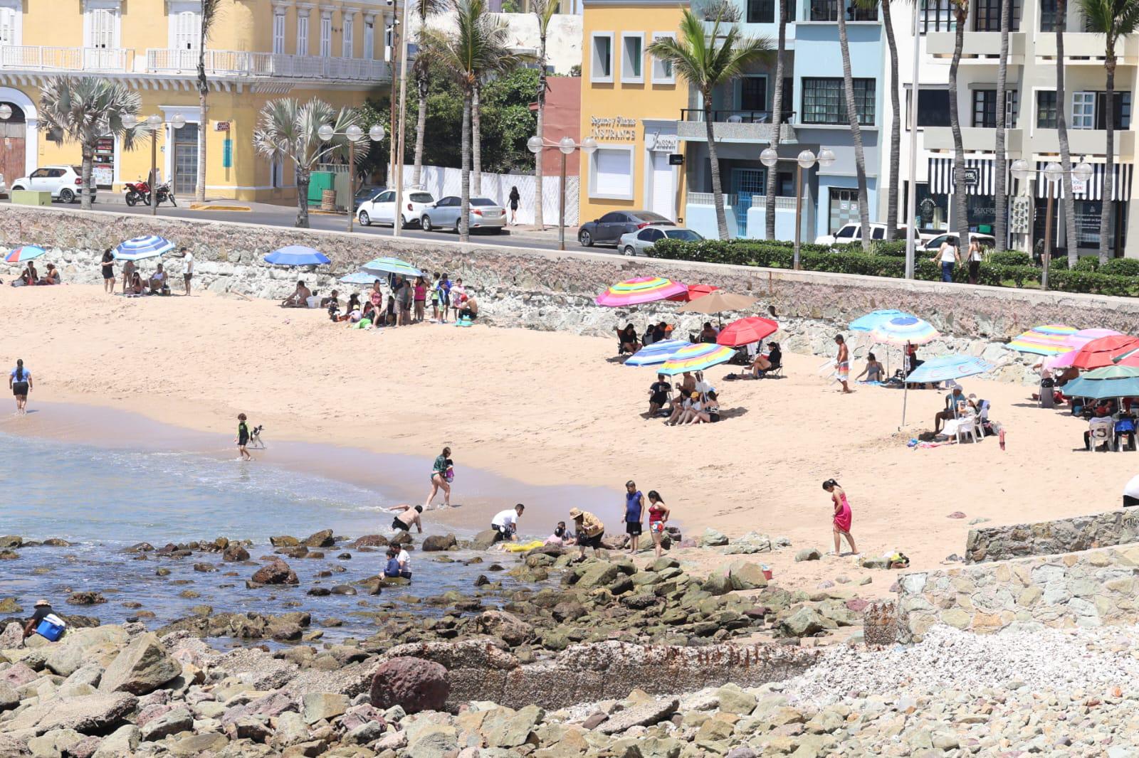 $!Playas de Mazatlán atraen a turistas nacionales en puente vacacional
