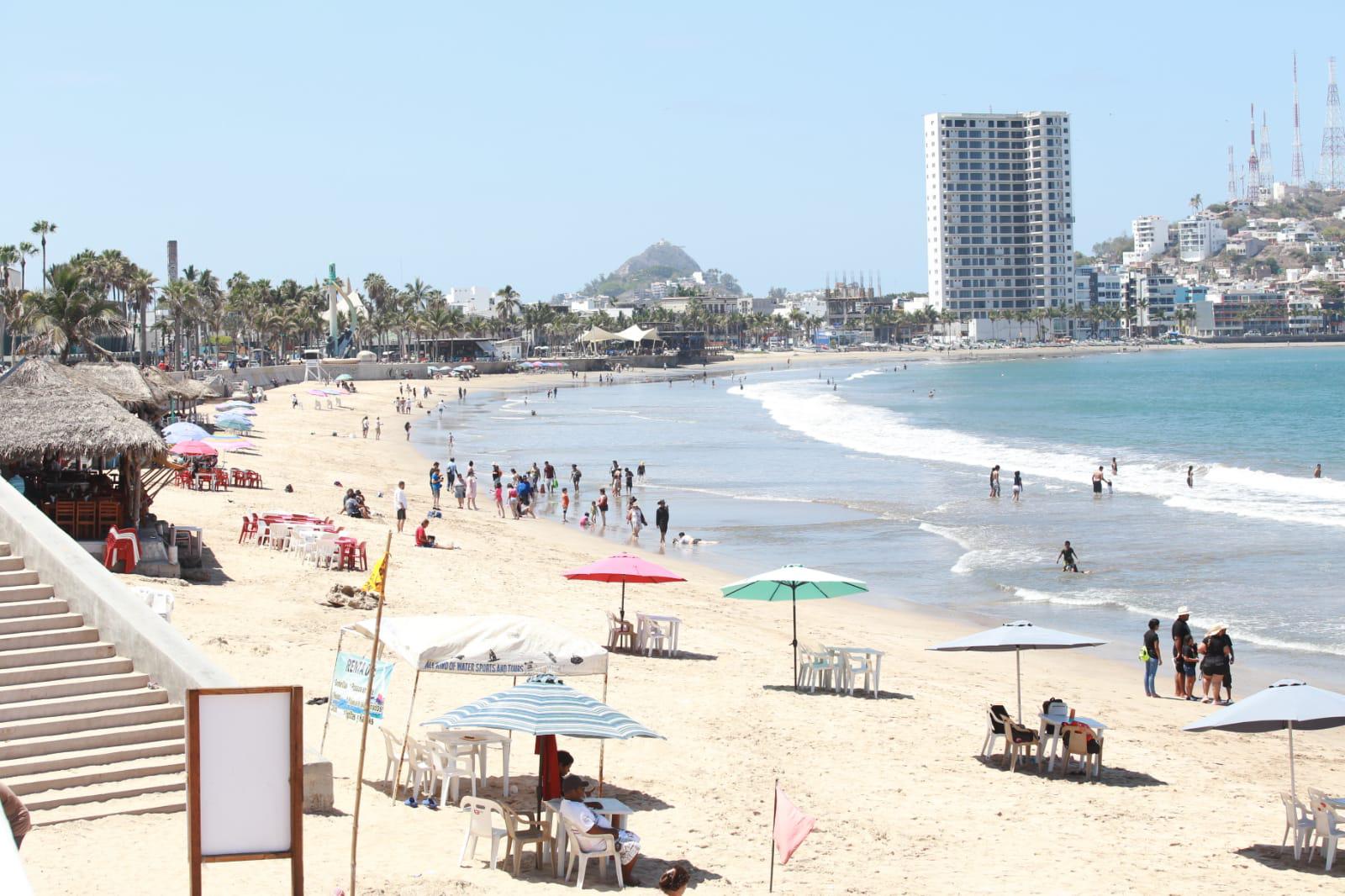$!Tras mar de fondo, playas de Mazatlán lucen propicias para los visitantes