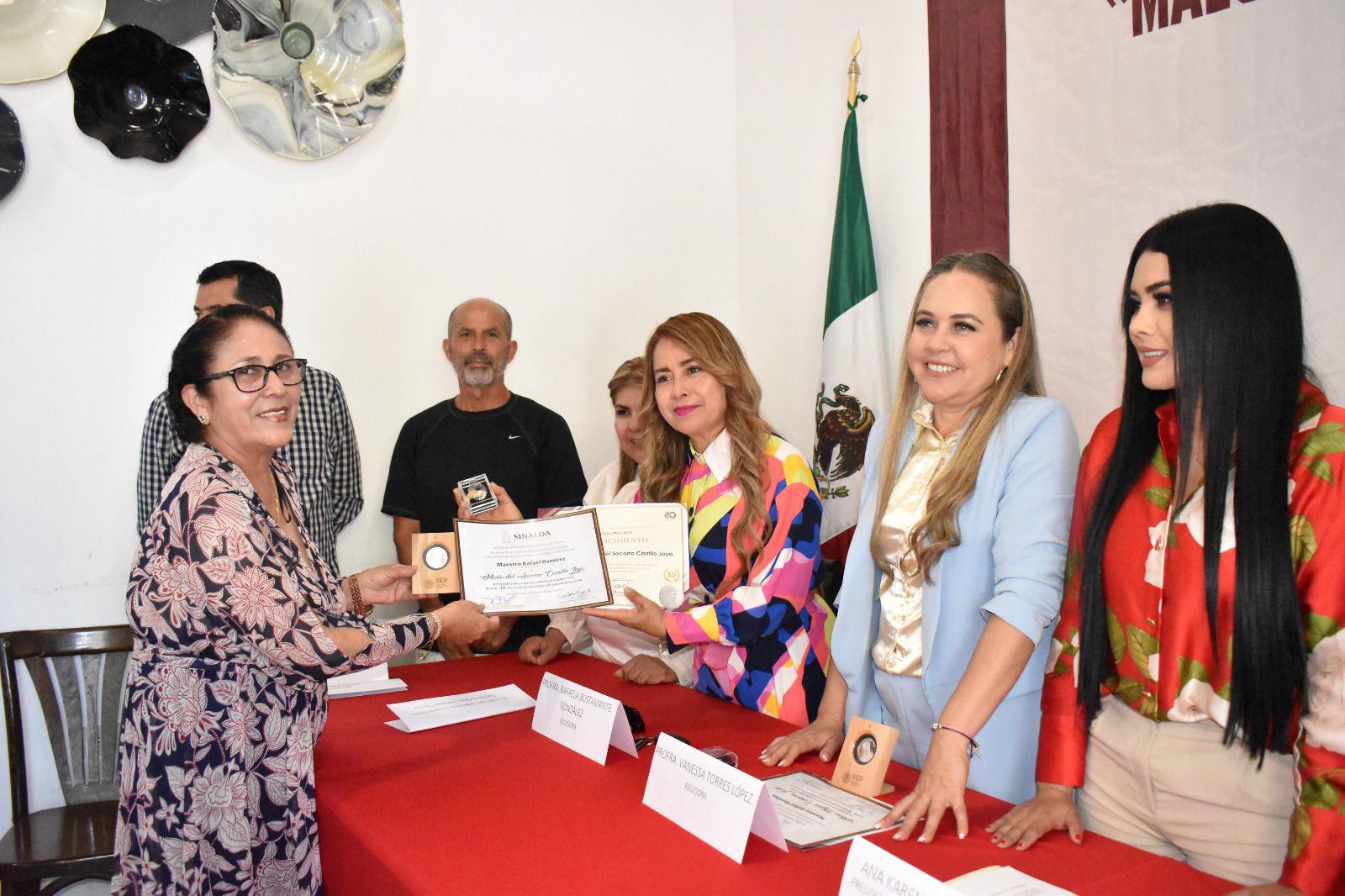 $!La maestra María del Socorro Carrillo Joya, otra de las galardonadas.