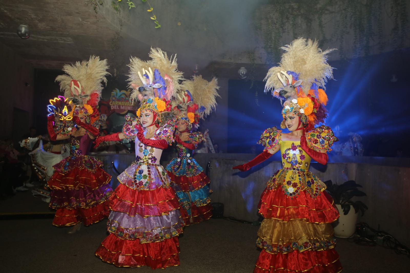 $!Arlequines y bailarines llenaron de ritmo y fantasía el escenario durante la puesta en escena.
