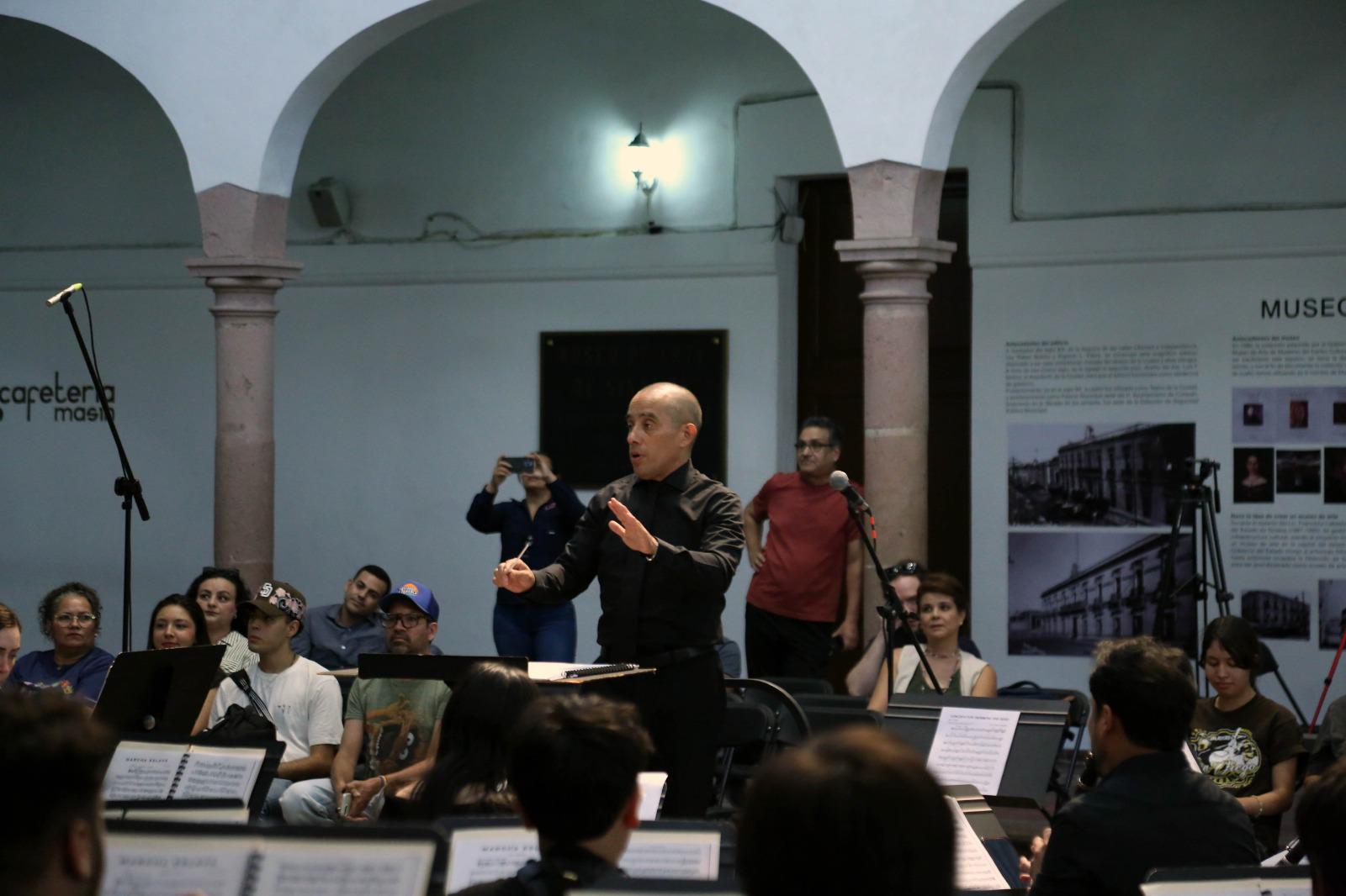 $!Diego Rojas dirige la agrupación.
