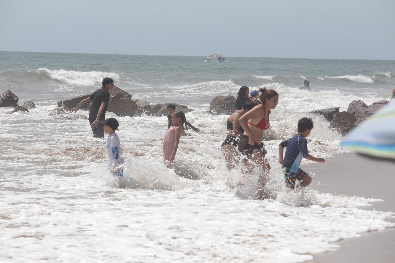 $!Reabren playas de Mazatlán pese a que cocodrilo sigue sin ser localizado