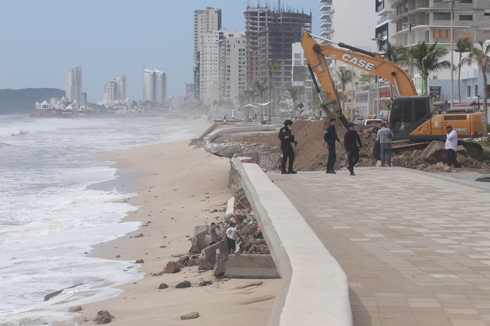 $!Instalan estructuras de concreto en tramo colapsado del malecón de Mazatlán para contener socavón