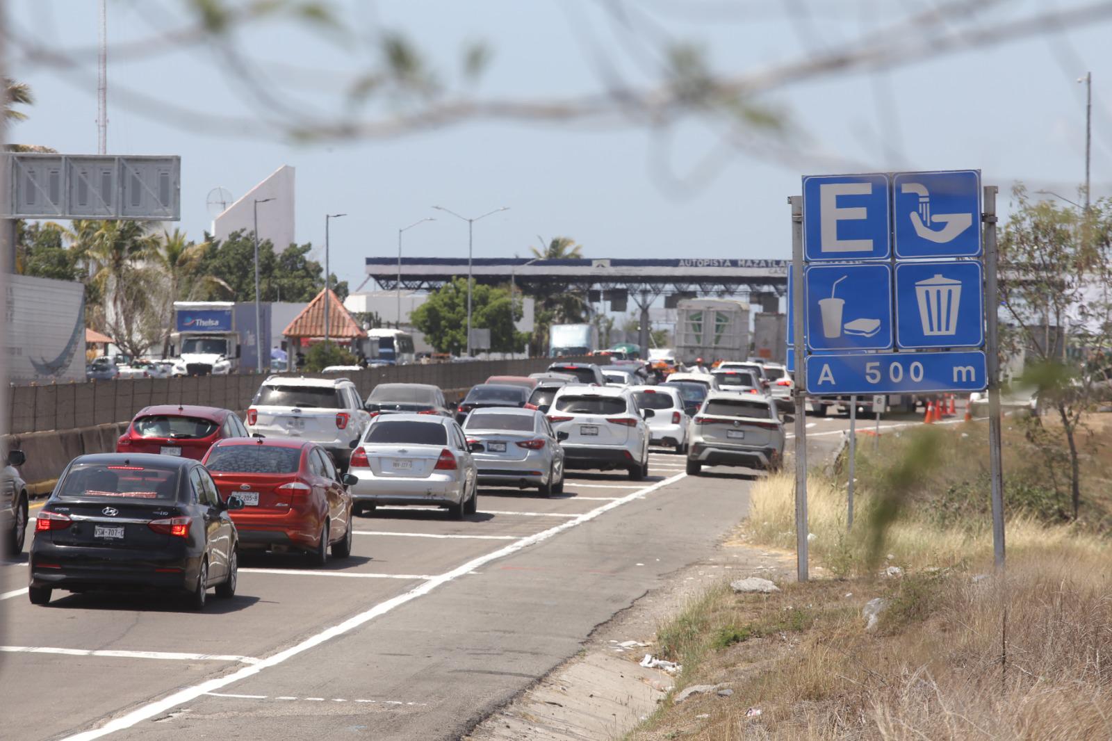 $!Fuerte éxodo vehicular se registra en caseta de peaje de Mármol tras concluir la Semana Santa