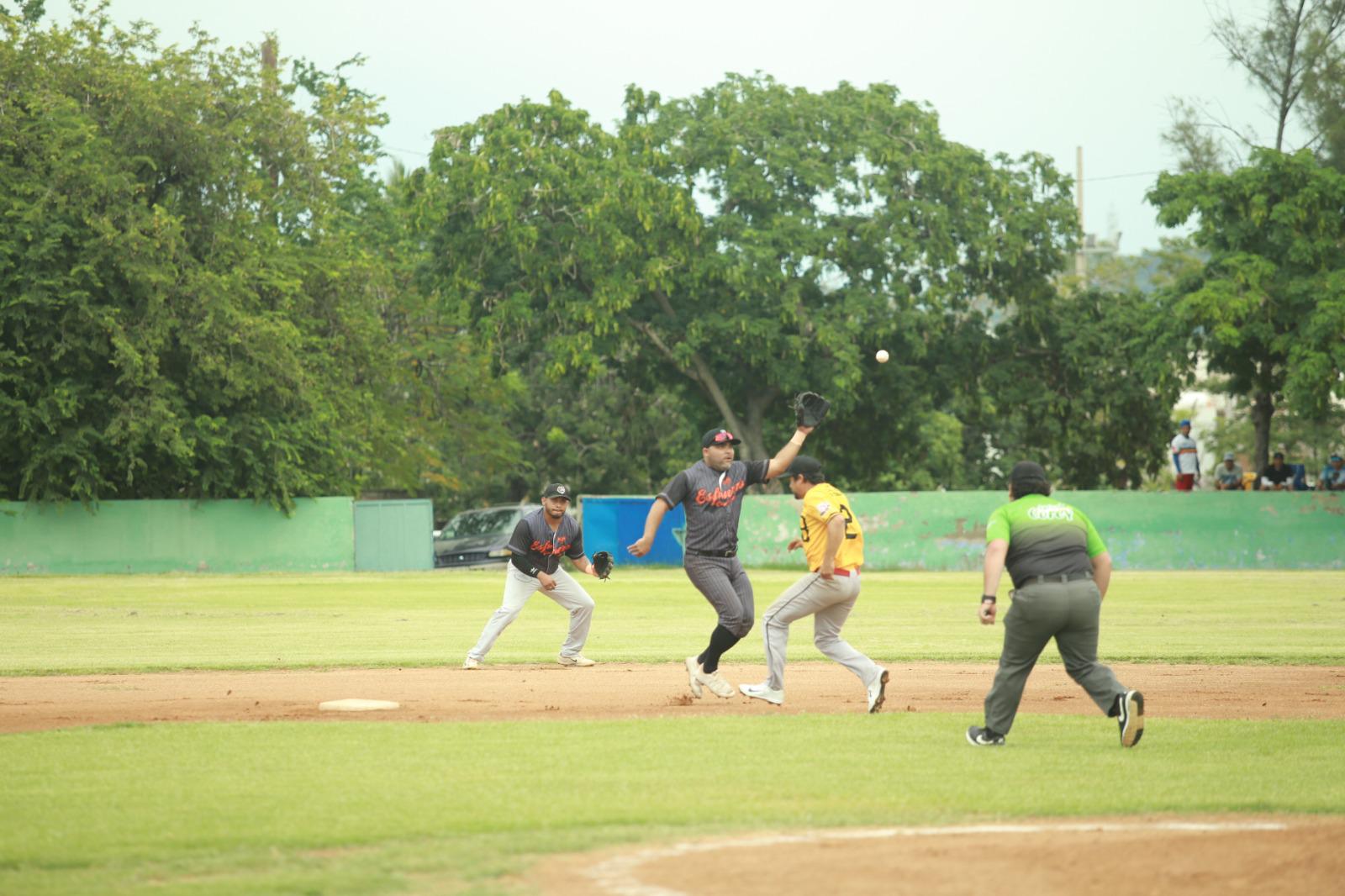 $!Pollería Catalina acaricia título de Beisbol 35 Años y Más, en Muralla
