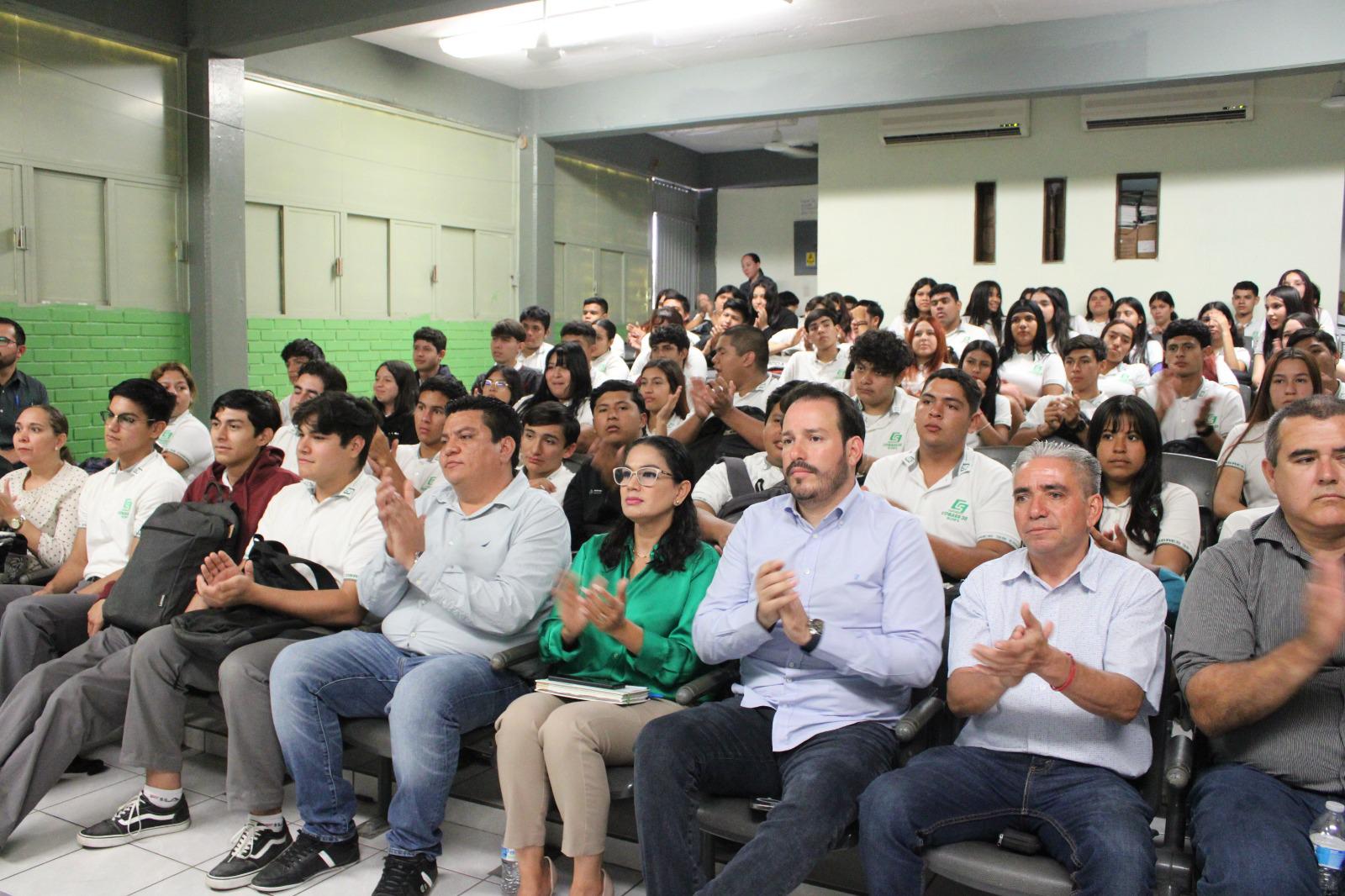 $!Impulsa Ricardo Velarde a soñar en grande a estudiantes del Cobaes 38