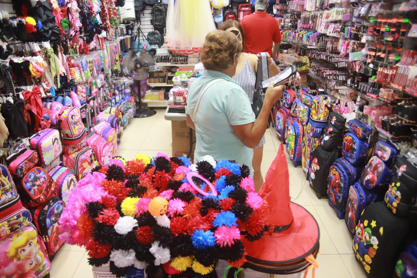 $!Se llena tianguis de la Juárez de máscaras por Halloween y flores por Día de Muertos