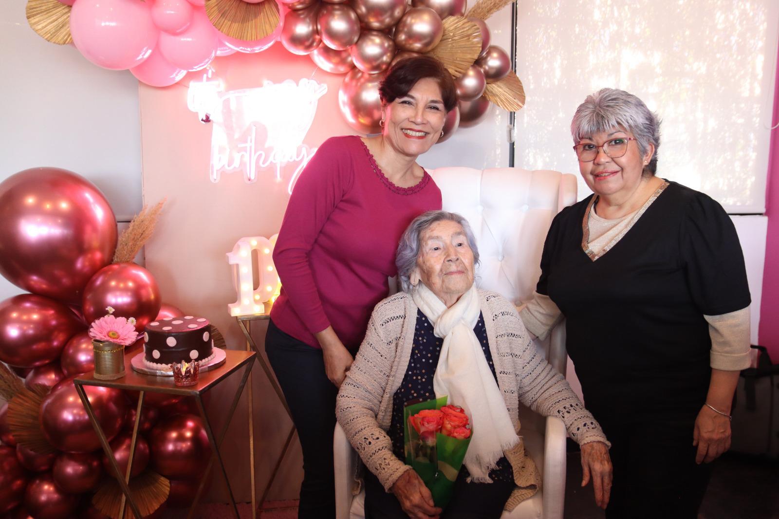 $!Con sus hijas Teresita y Sandra Aguilar.