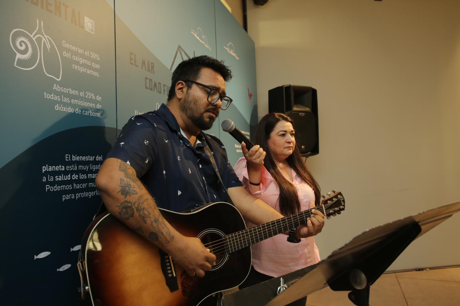 $!El músico Armando Coronel, amenizó la tarde poética.