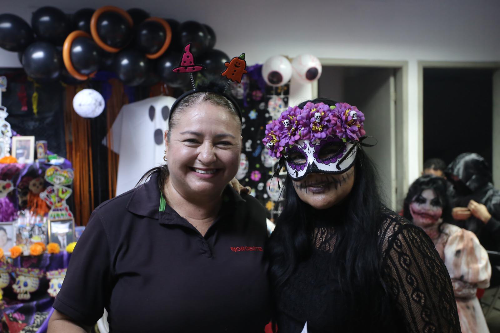 $!Marisela González y Conchita Hernández, ganadoras del segundo lugar en el concurso de Calaveritas.