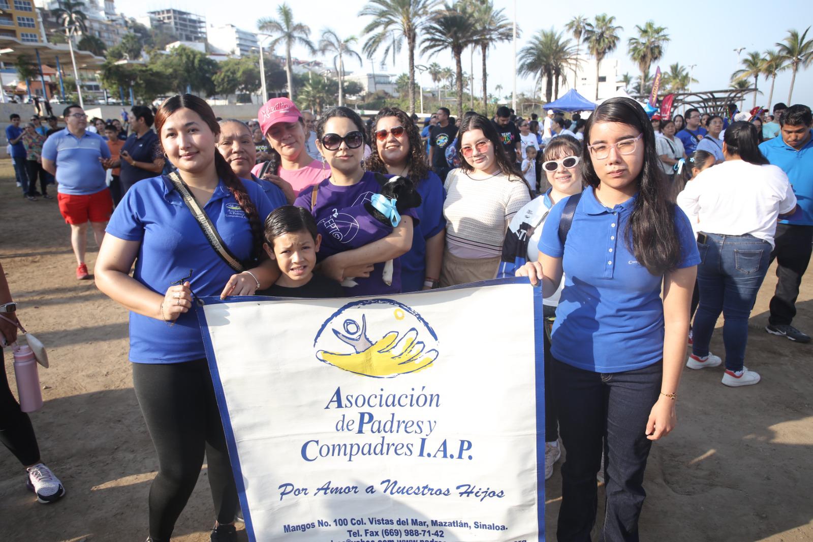 $!Integrantes de Padres y Compadres se suman a la caminata por la inclusión.