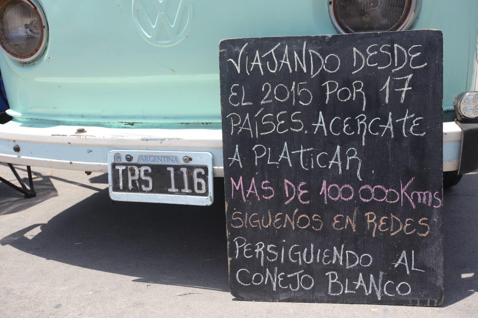 $!De la Patagonia a Alaska en combi: Pareja argentina hace escala en Mazatlán dentro de su aventura