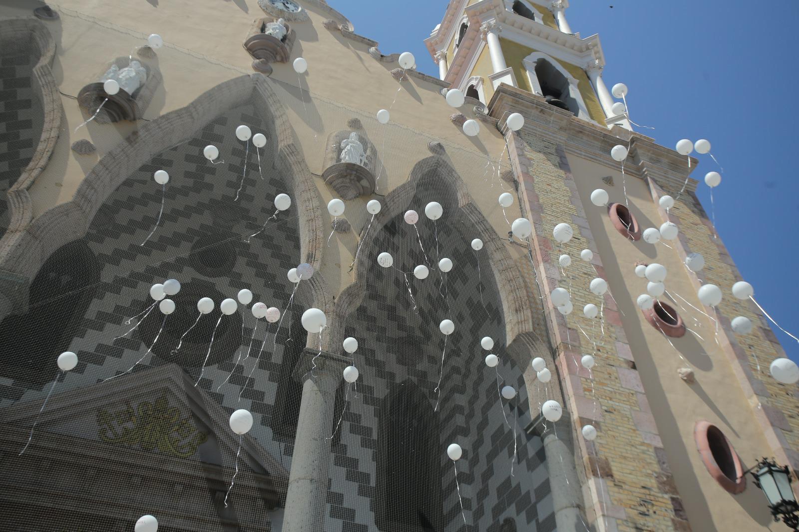 $!Elevan plegaria por sus desaparecidos en Catedral de Mazatlán