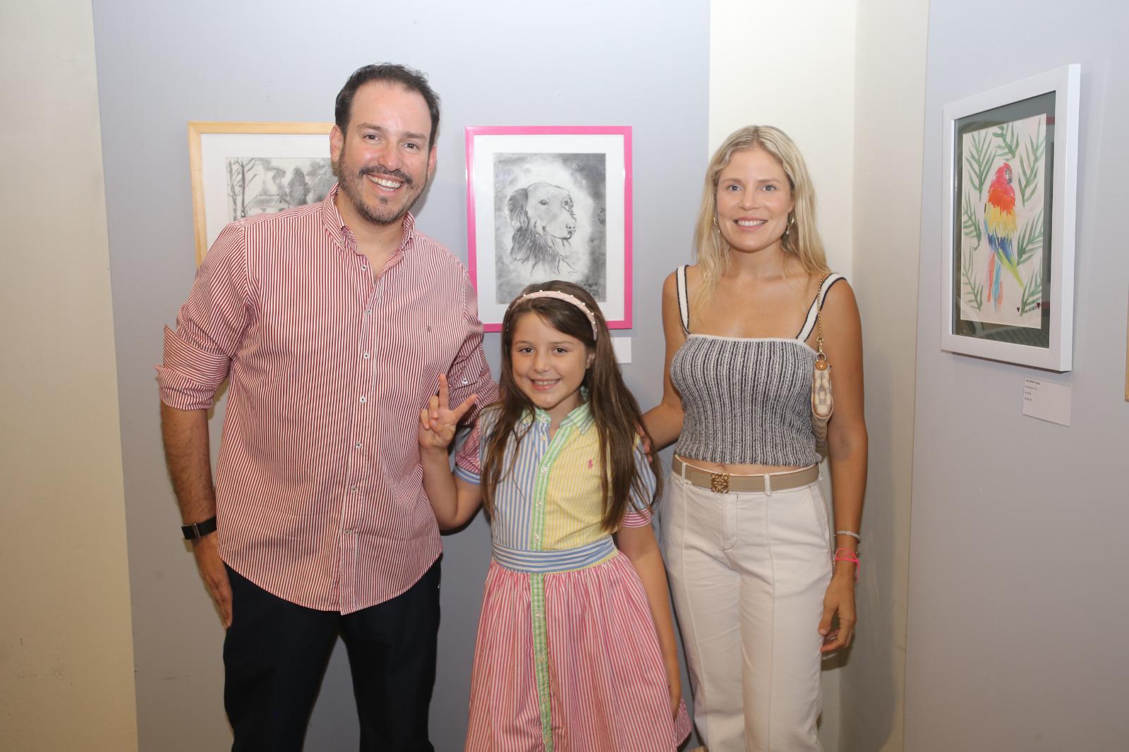 $!María Paula entre sus padres, Ricardo Velarde y Natalia García de Velarde.