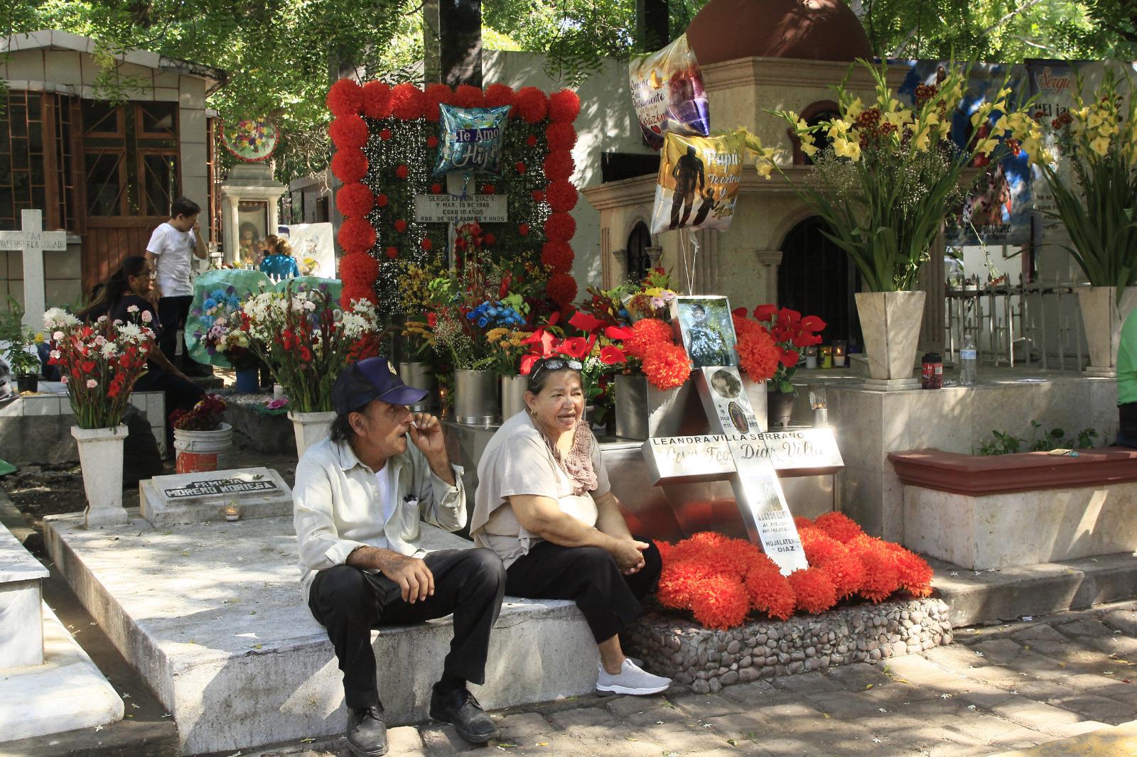 $!Panteones de Culiacán albergan reencuentros familiares en el Día de Muertos