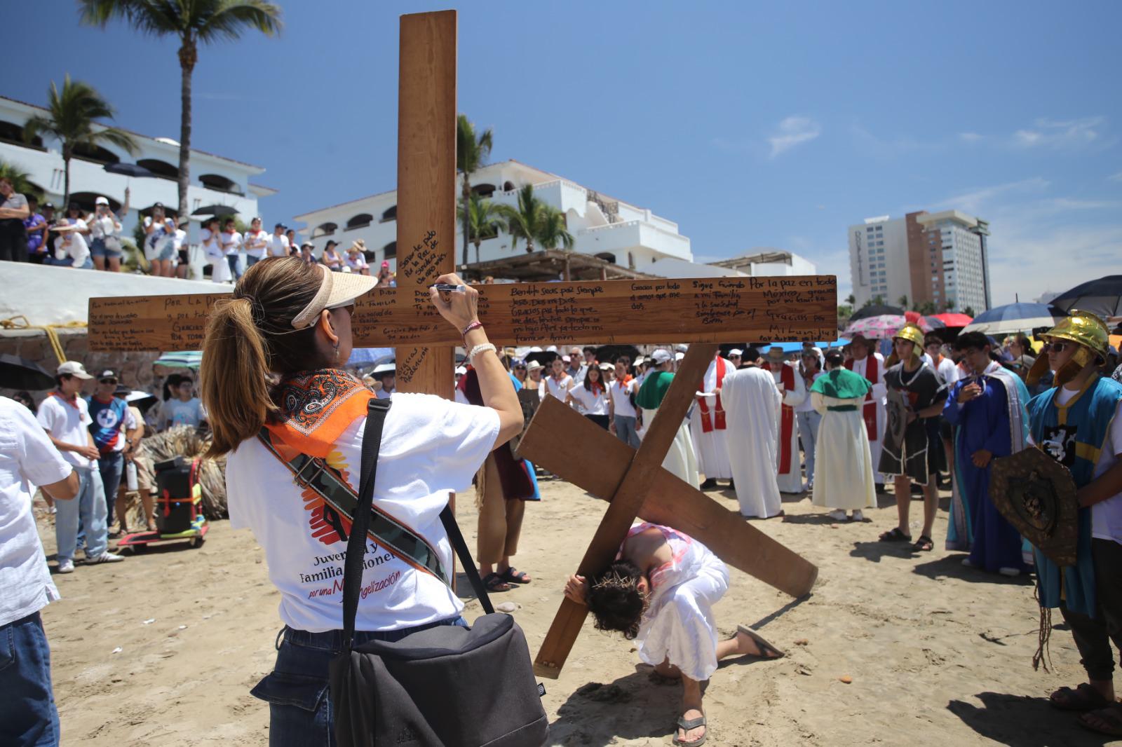 $!Feligreses colocaron mensajes y peticiones en las cruces como muestra de fe y esperanza.