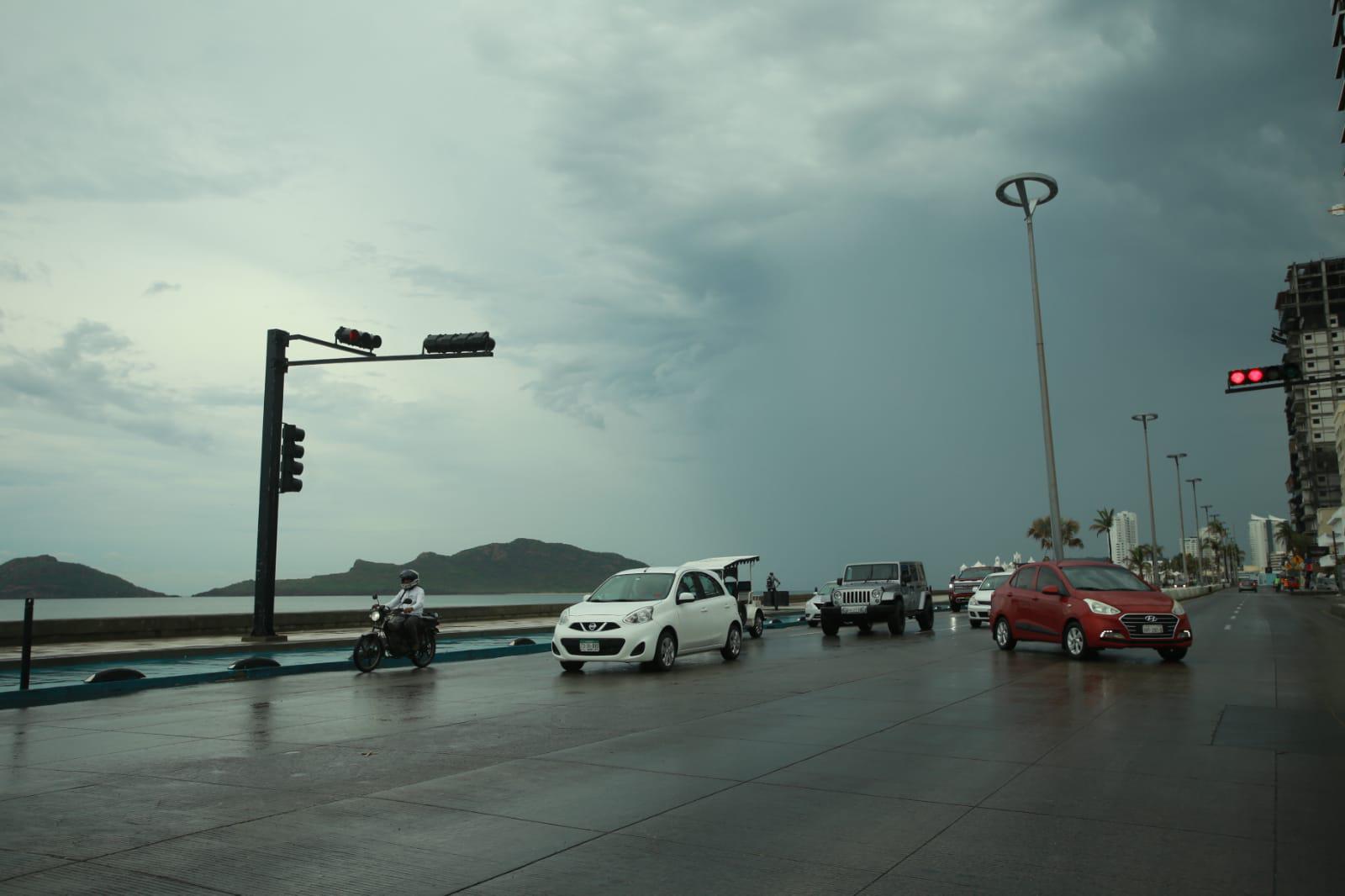 $!Registra Mazatlán una mañana lluviosa este martes