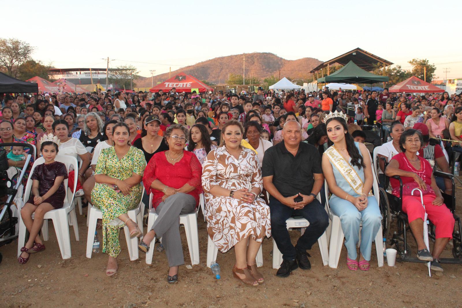 $!Disfrutan mamás festejo con rifa de regalos y elección de reina en Rosario