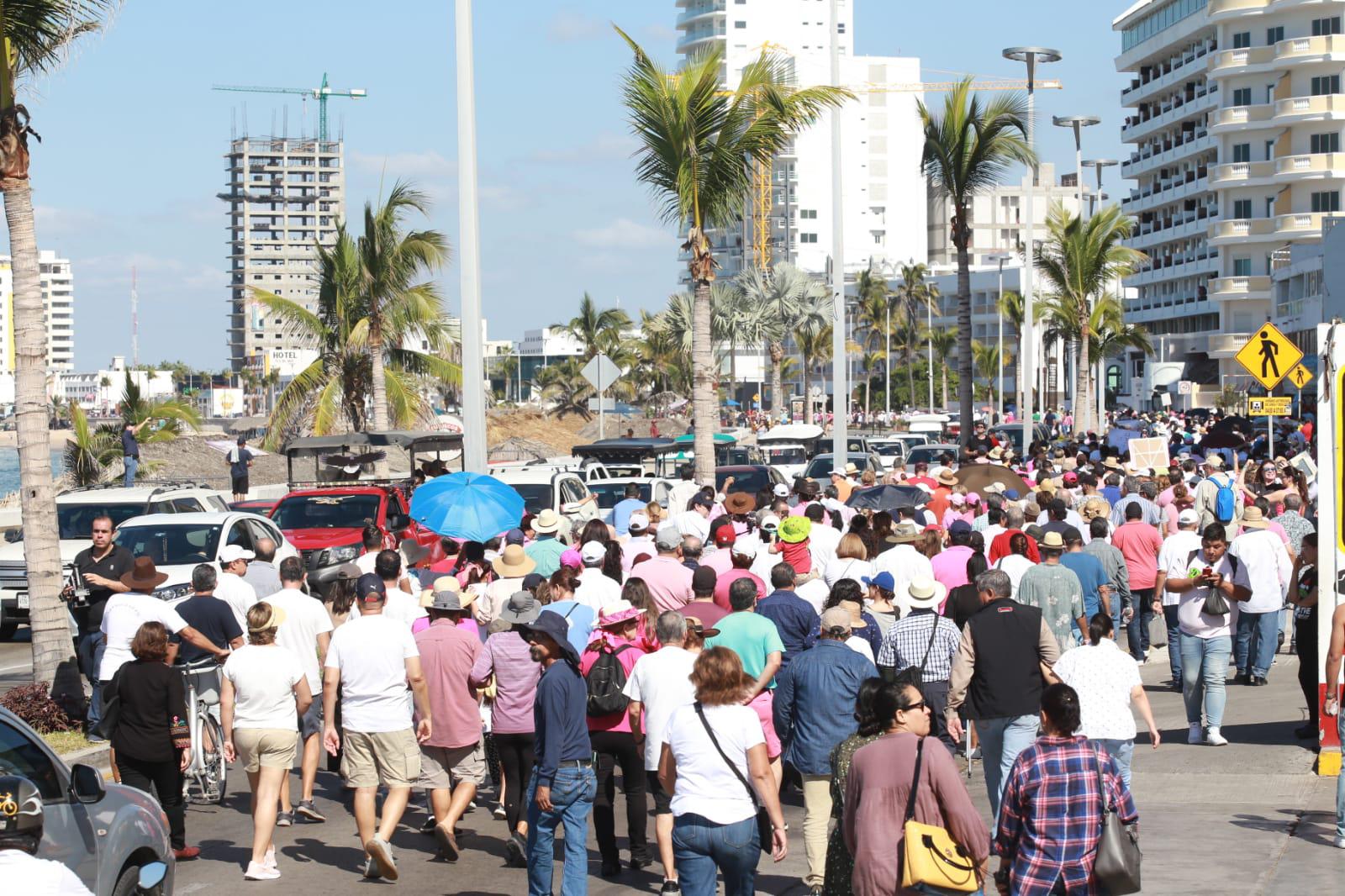 $!Salen cientos de ciudadanos en Mazatlán a defender al INE