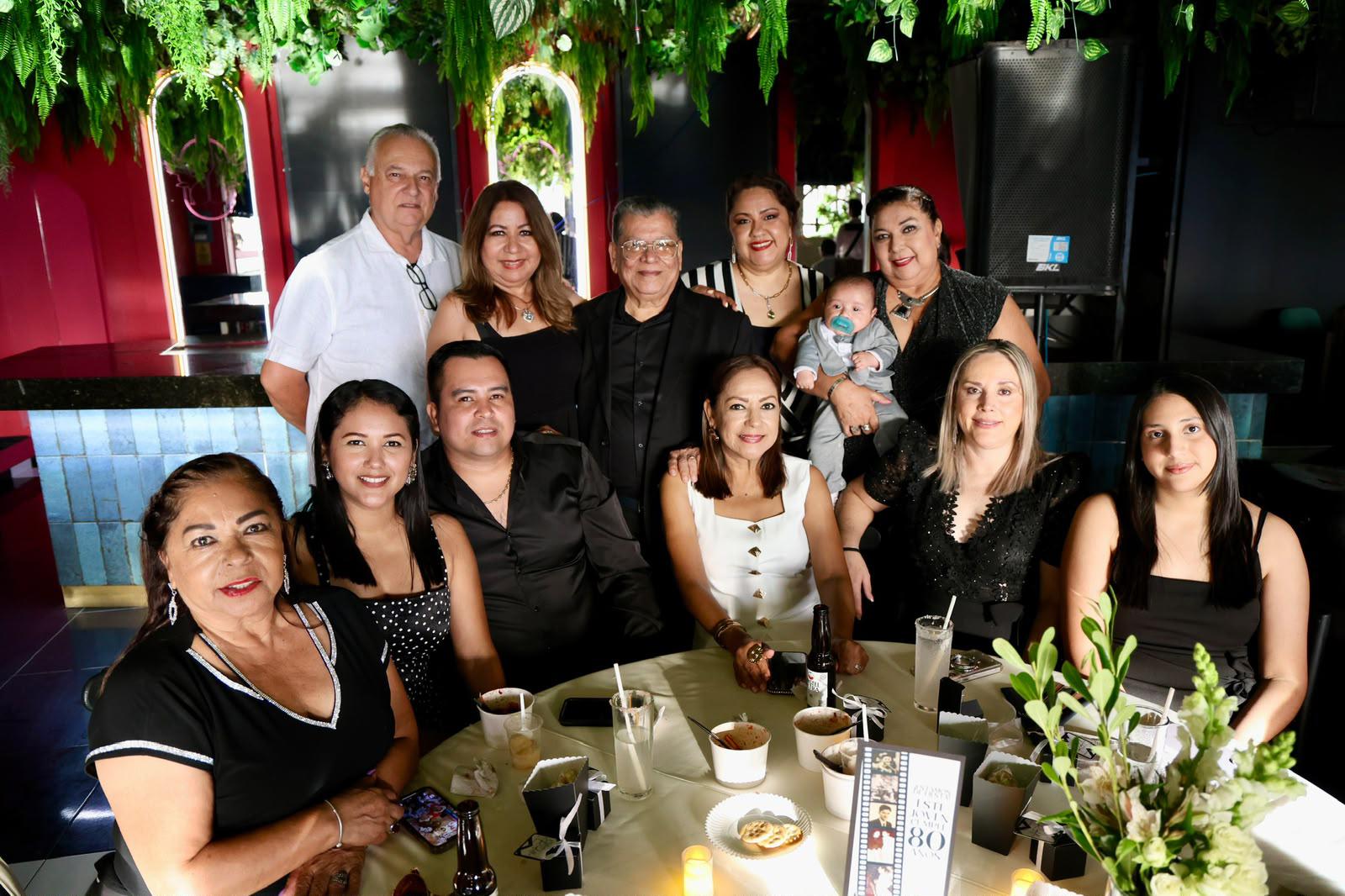 $!Sergio Bañuelos, Perla Alvarado, Rodolfo, Kenia Ramírez, Alejandrito y Verónica Alvarado, Silvia Alvarado, Sthefany Alvarado, Jhonatan Chicuate, Lorena Alvarado, Karina Preciado y Romina Osuna.