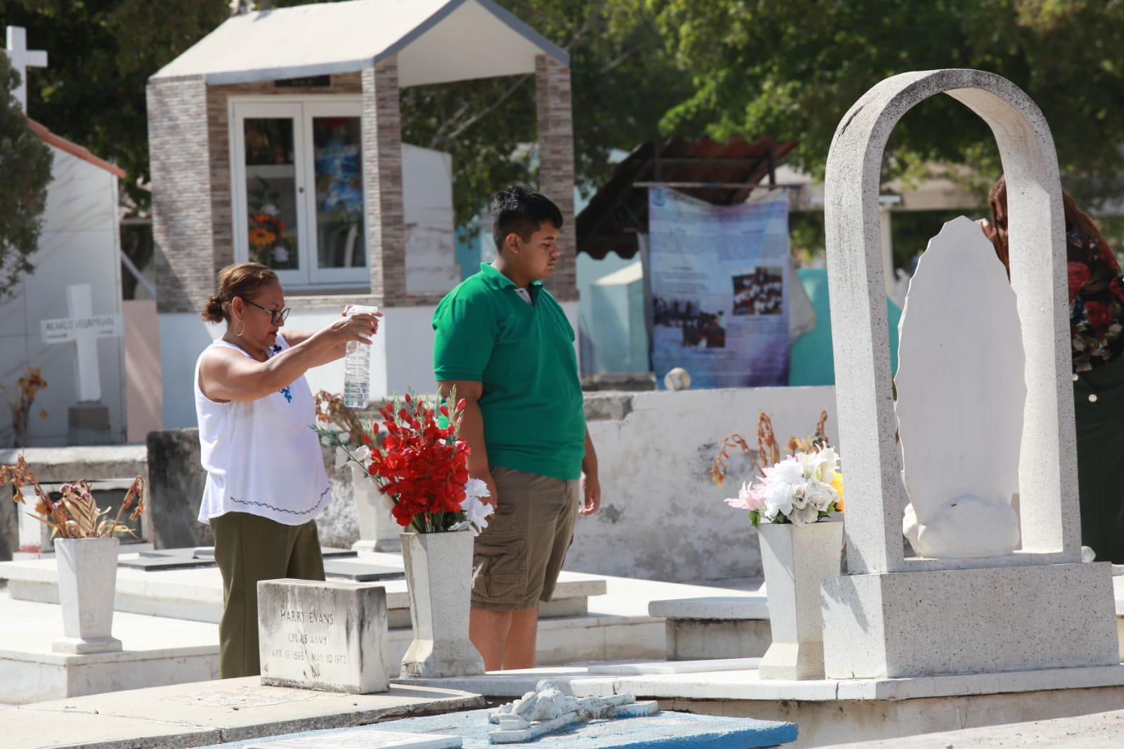 $!Recuerdan a los padres en su día en los panteones de Mazatlán