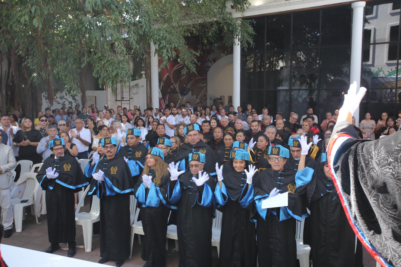 $!Los sinaloenses reciben su título en reconocimiento a sus méritos y contribuciones a la sociedad.