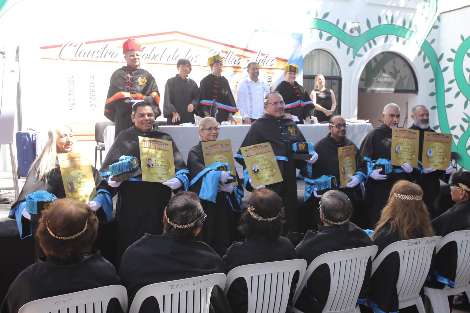 $!Reciben sinaloenses la investidura Doctor Honoris Causa y Doctor de Doctores