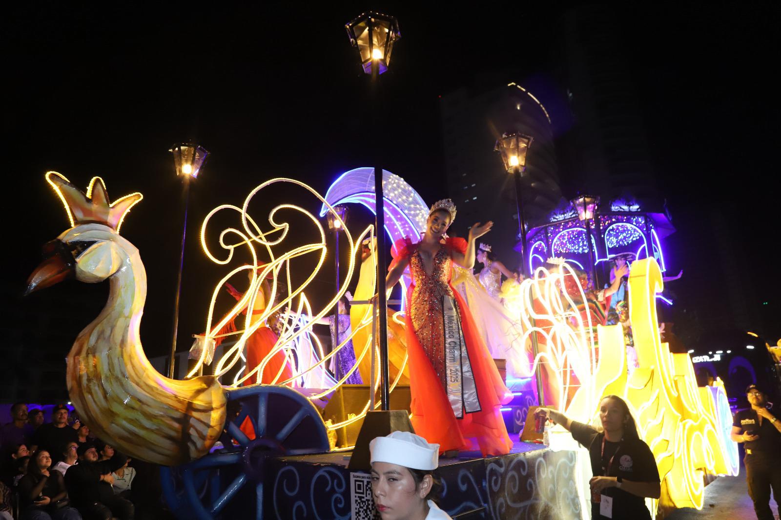$!Más de 500 mil personas llenan el malecón en el primer desfile del Carnaval de Mazatlán 2026