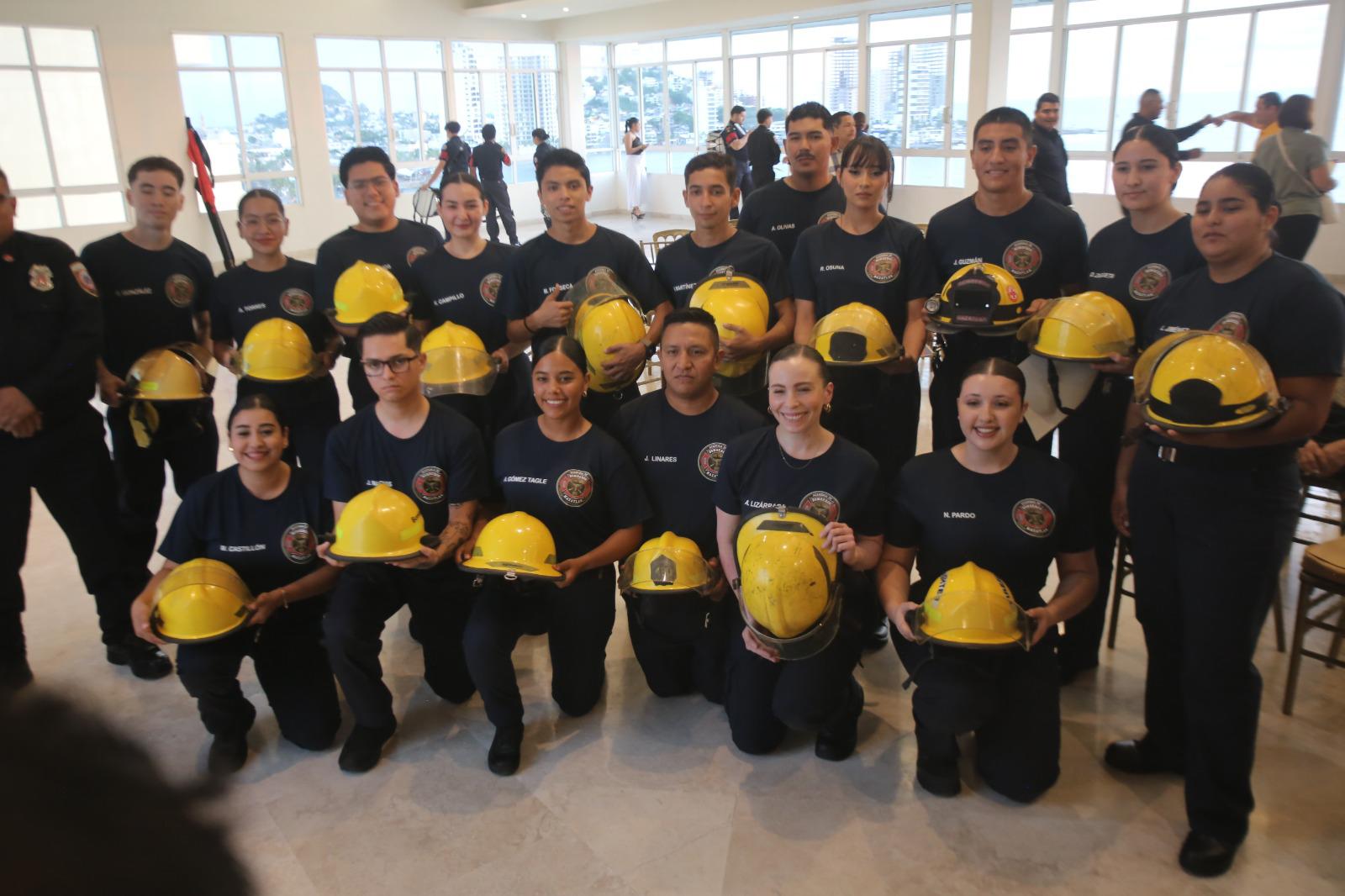 $!Celebra Bomberos Mazatlán su día entre reconocimientos y relevo generacional