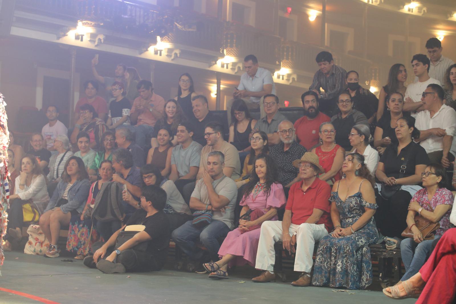 $!Audiencia que acude al inicio de Escena Mazatlán.