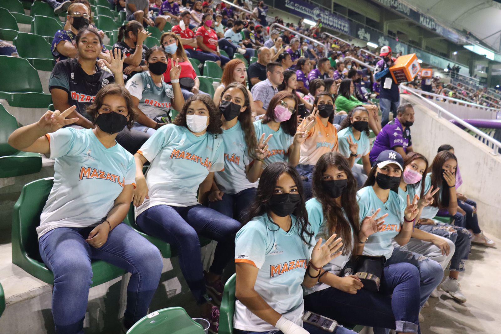 $!Las chicas de Leonas y Toros FC son ovacionadas en el Kraken