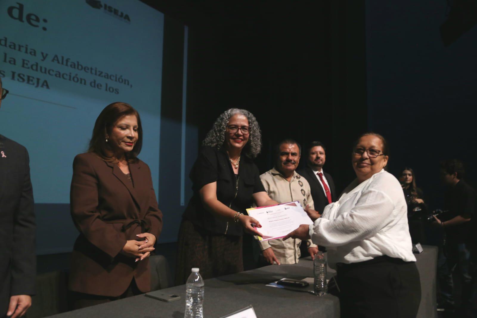 $!Entrega ISEJA certificados a 545 sinaloenses que concluyeron sus estudios