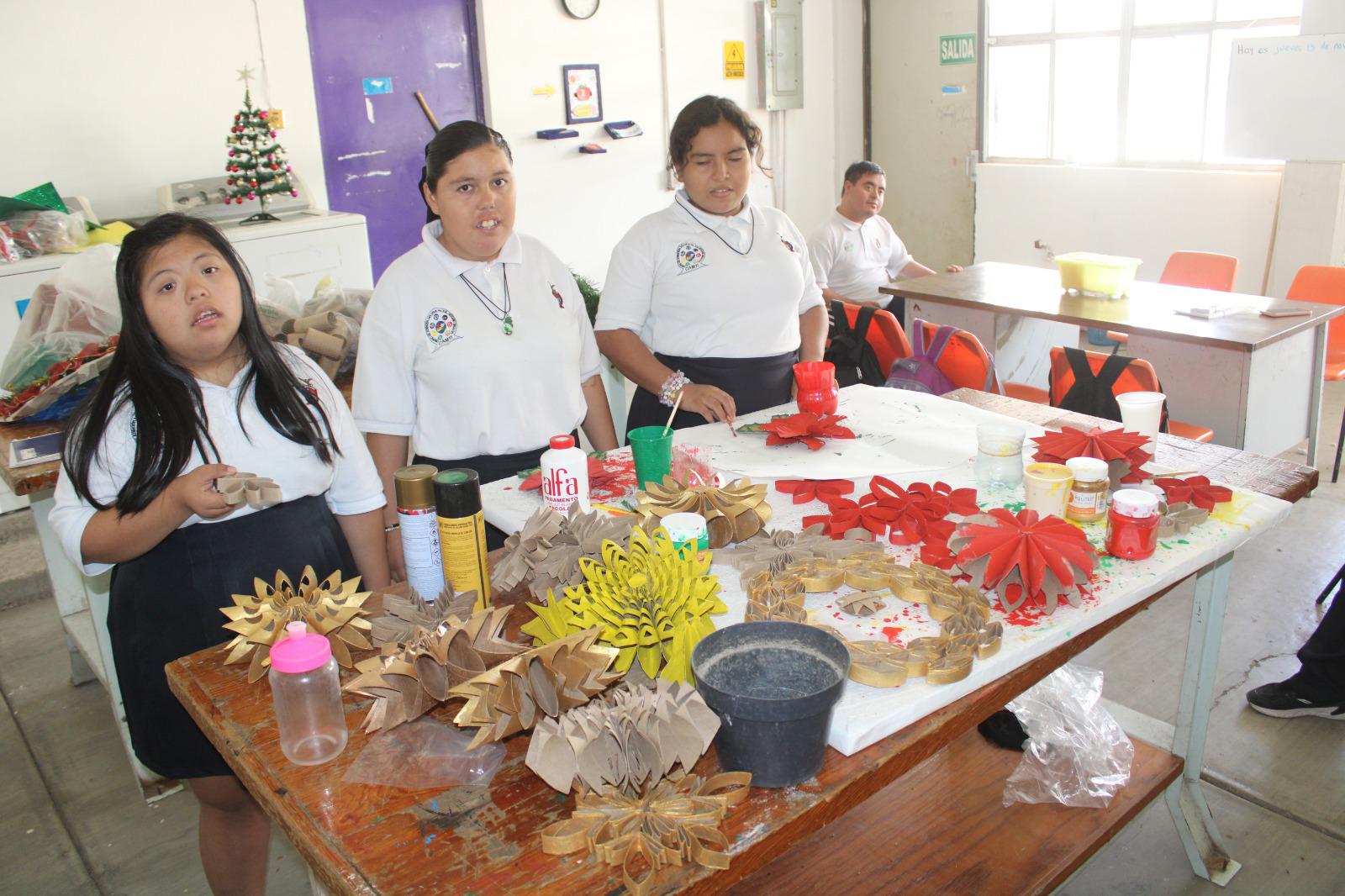 $!Alumnos de CAM 11 en Rosario realizan taller de adornos navideños con material reciclado