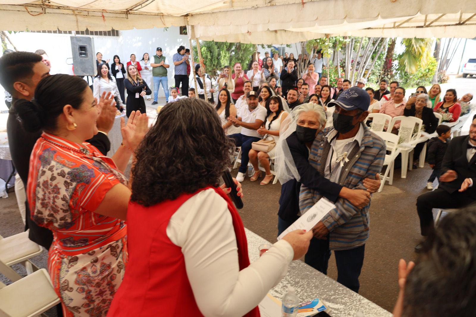 $!Se unen 11 parejas en boda masiva en Navolato