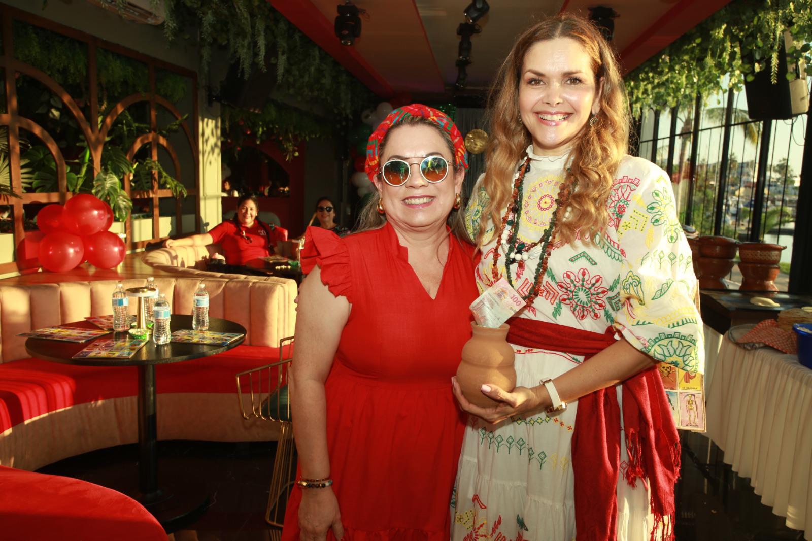 $!Elva Aguirre recibe un premio de manos de Imelda Morales de Chicuate.