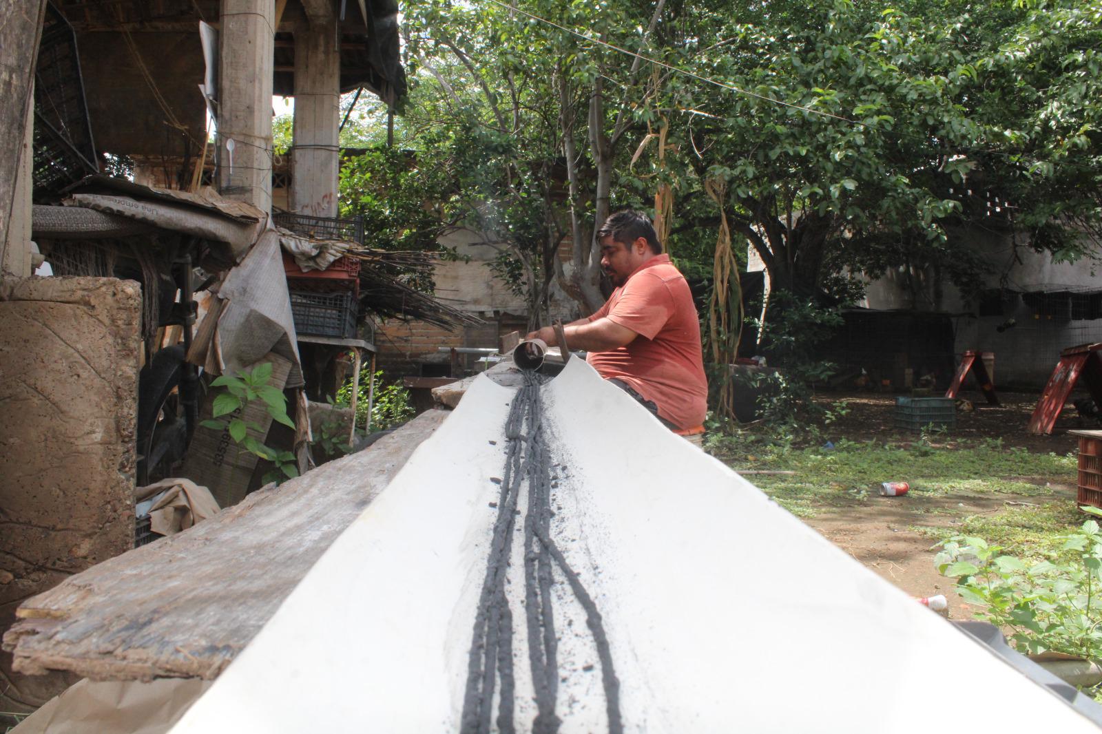 $!Heredan Ramón Santiago y Julio César el oficio artesanal de la pirotecnia en Rosario