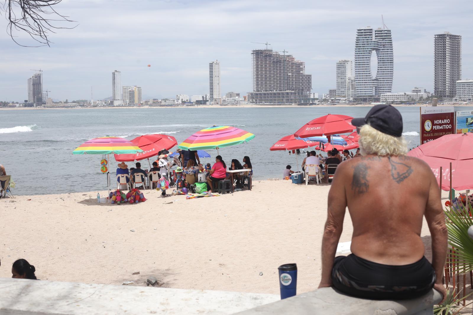 $!Mazatlecos resienten sábado caluroso con sensación térmica de hasta 30 grados