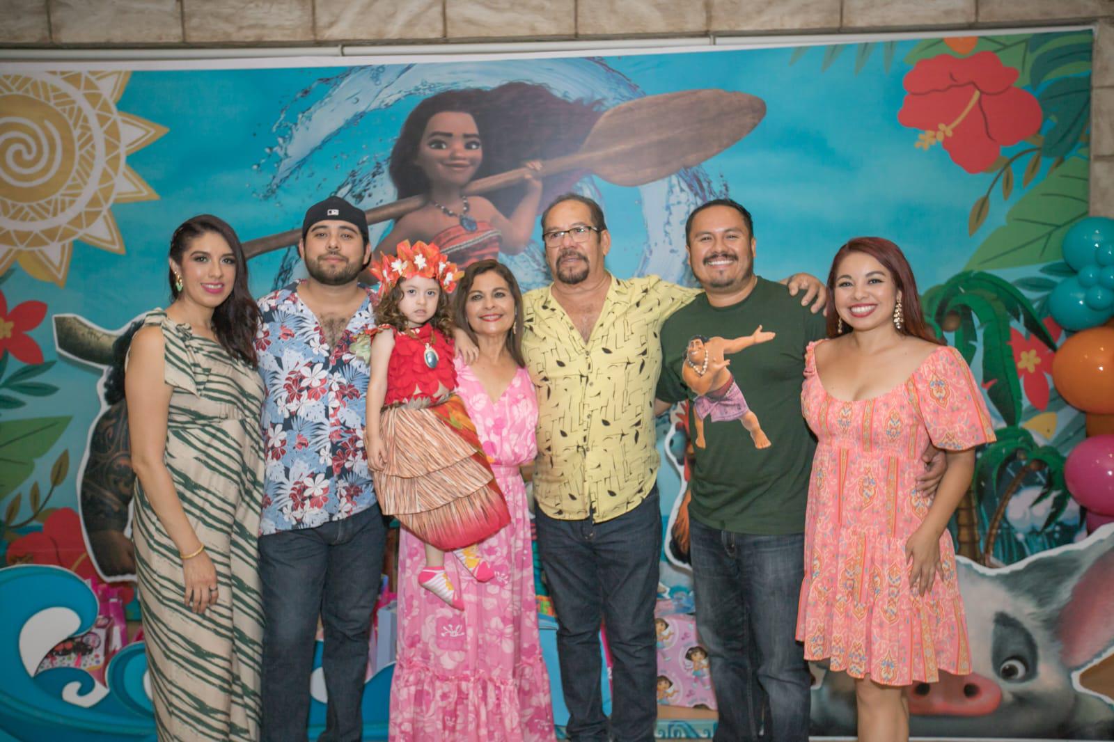 $!La pequeña entre su mamá Beatriz Alicia Morales; su tío, Javier Roberto Morales; sus abuelos Alicia del Carmen Acuña de Morales y Martín Luis Morales Silva y sus tíos, Martín Luis y Adriana Berenice Morales Acuña.