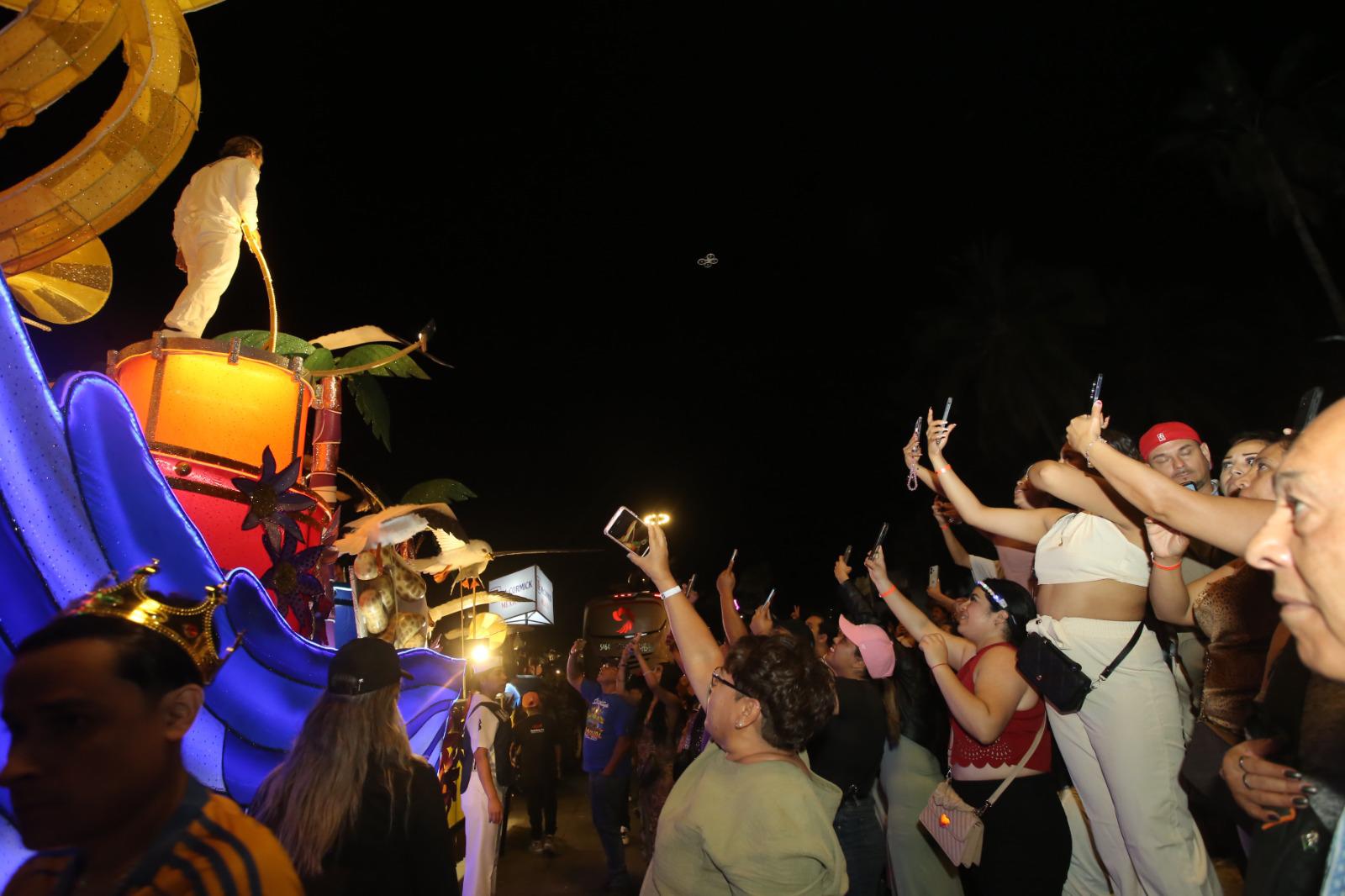 $!Disfrutan miles de personas el cierre del primer desfile del Carnaval de Mazatlán