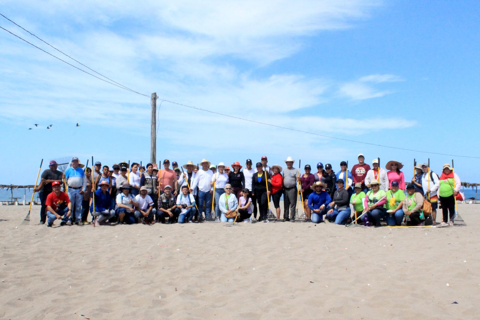 $!Realizan jornada de limpieza en playa Las Cabras, en Escuinapa