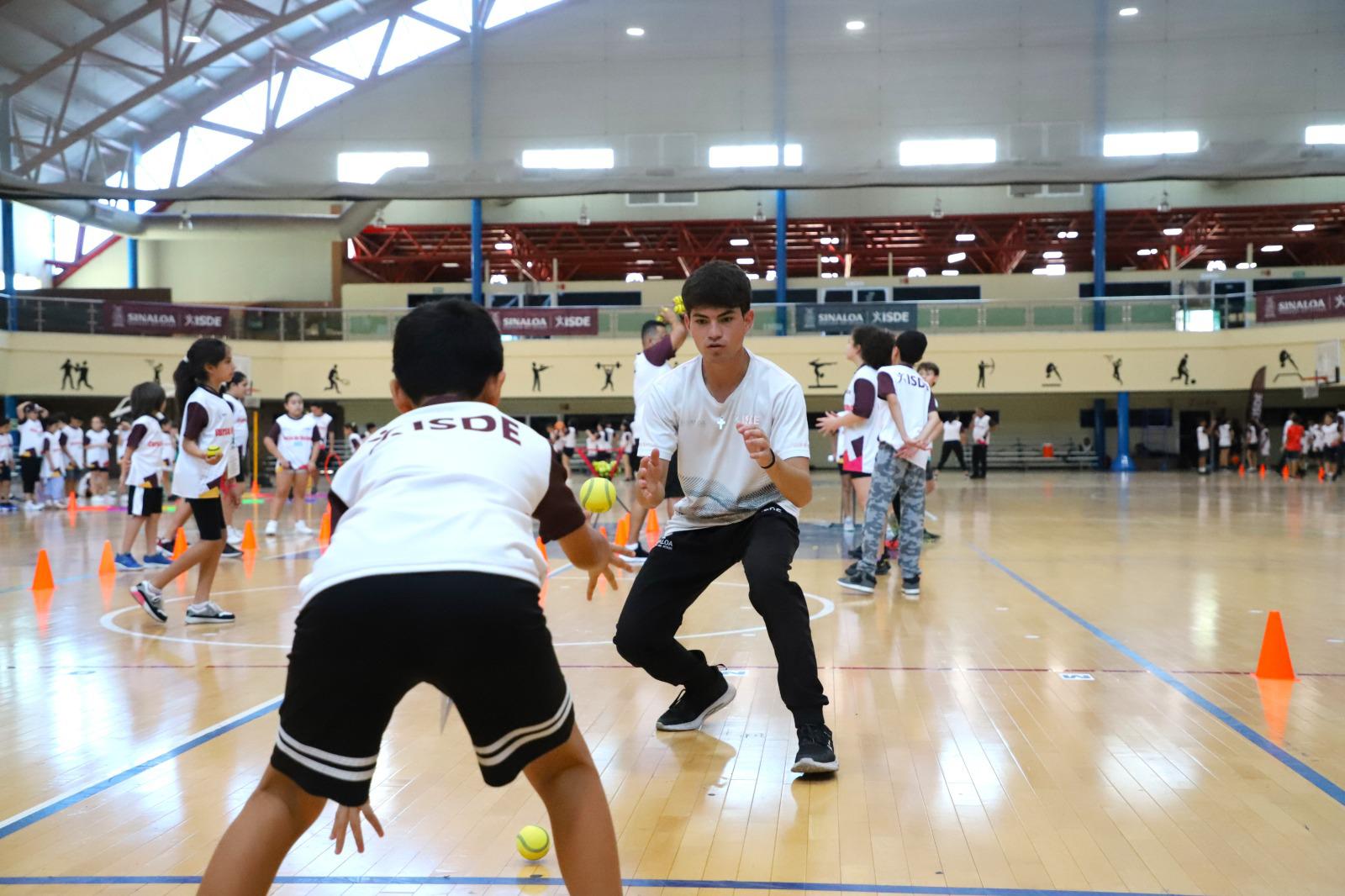 $!Comparten medallista de Olimpiada Nacional sus conocimientos en Beisbol 5