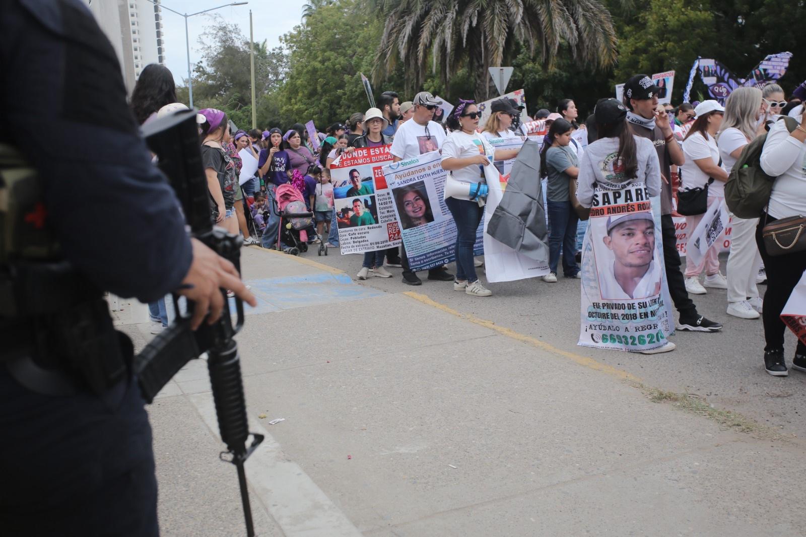 $!Marchan en Mazatlán por el 8M y terminan pintando edificios