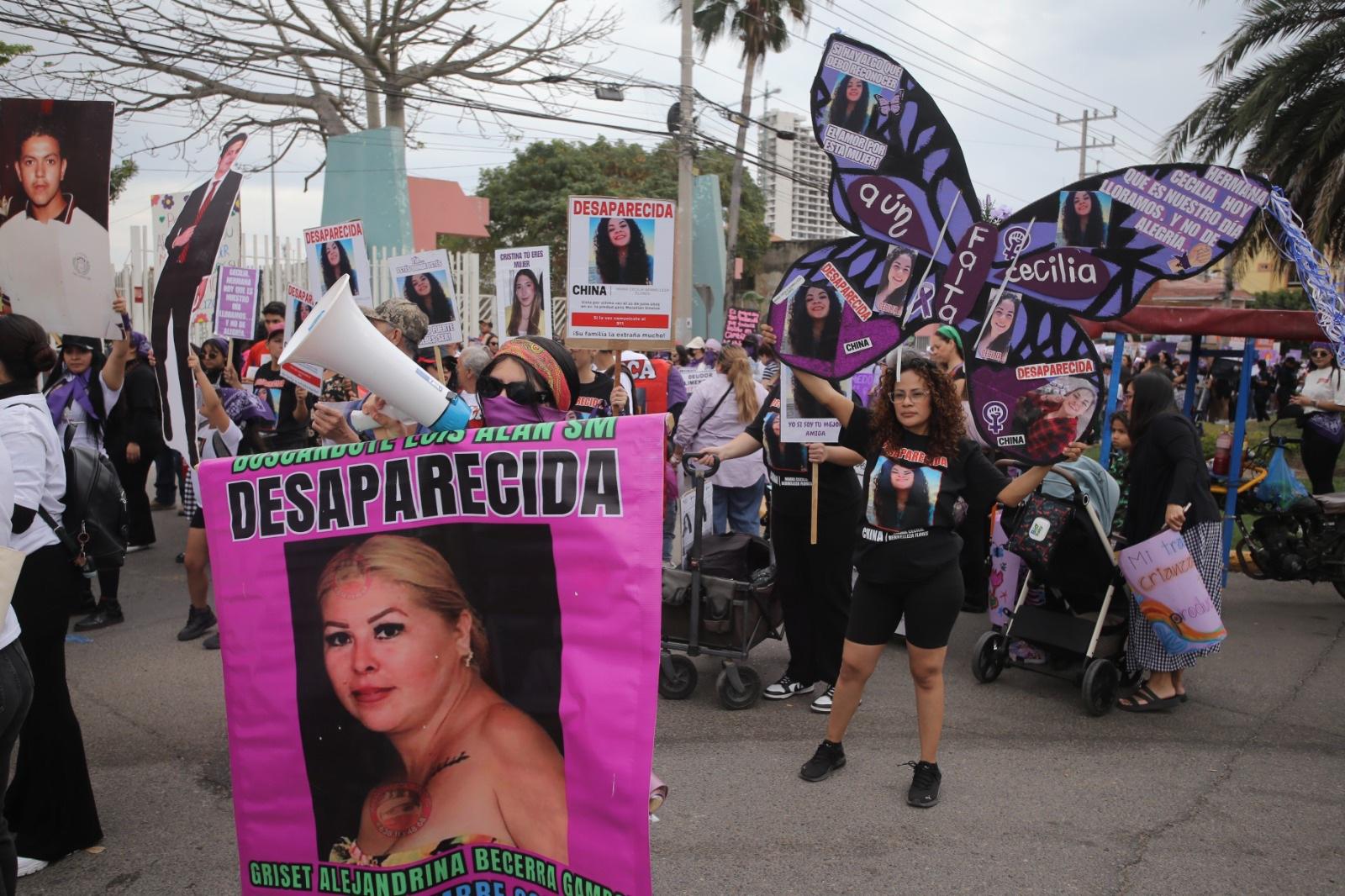 $!Marchan en Mazatlán por el 8M y terminan pintando edificios