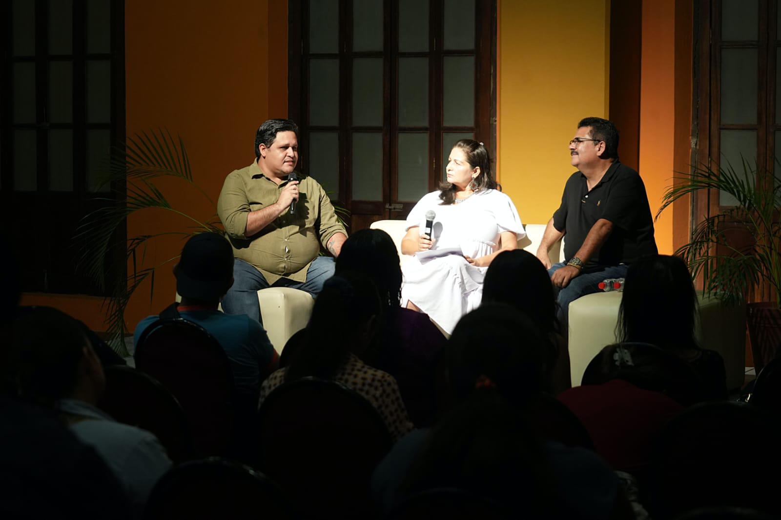 $!Aramis Franco, escritor y fundador de la editorial; la mediadora de lectura, María Félix Raygoza, y el escritor Juan José Rodríguez, Premio Mazatlán de Literatura.