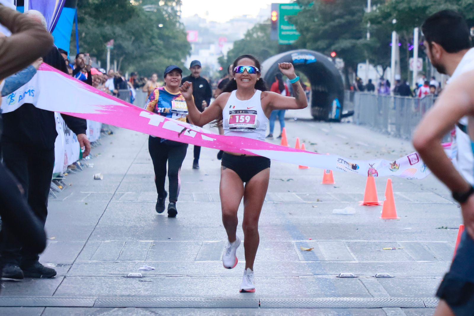 $!A pesar del clima, Ivón Domínguez impuso condiciones en el Maratón Internacional de Culiacán