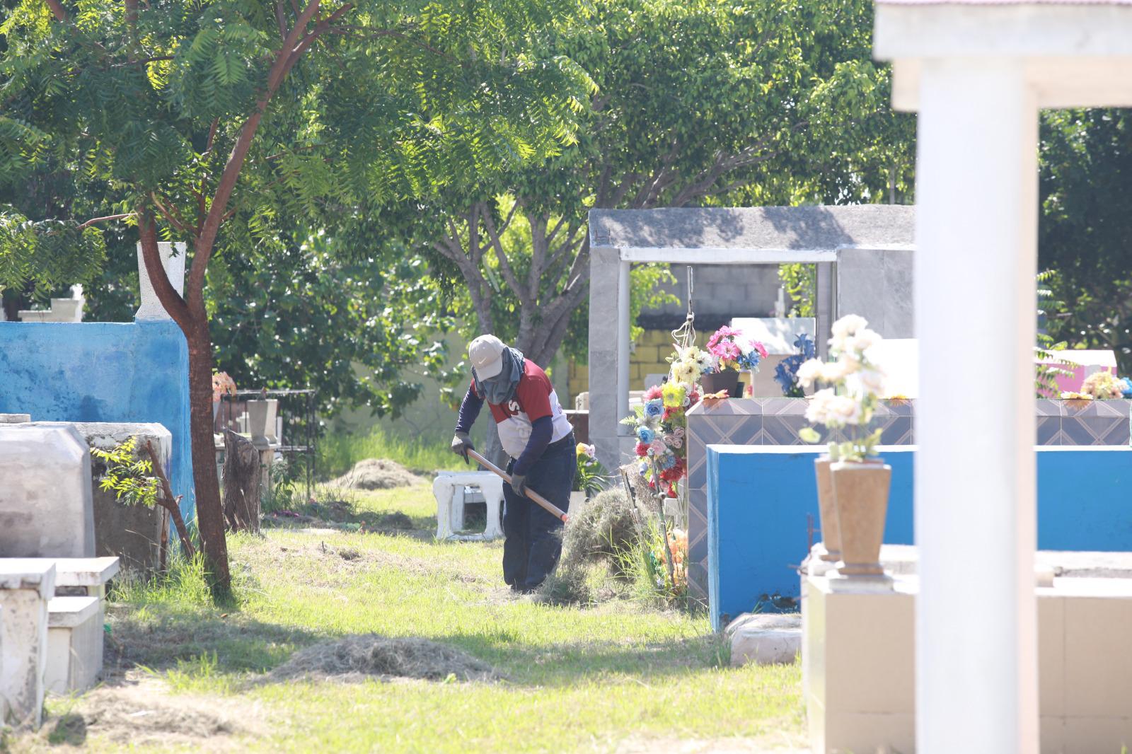 $!Familias acuden a limpiar las tumbas para celebrar el Día de Muertos en Mazatlán