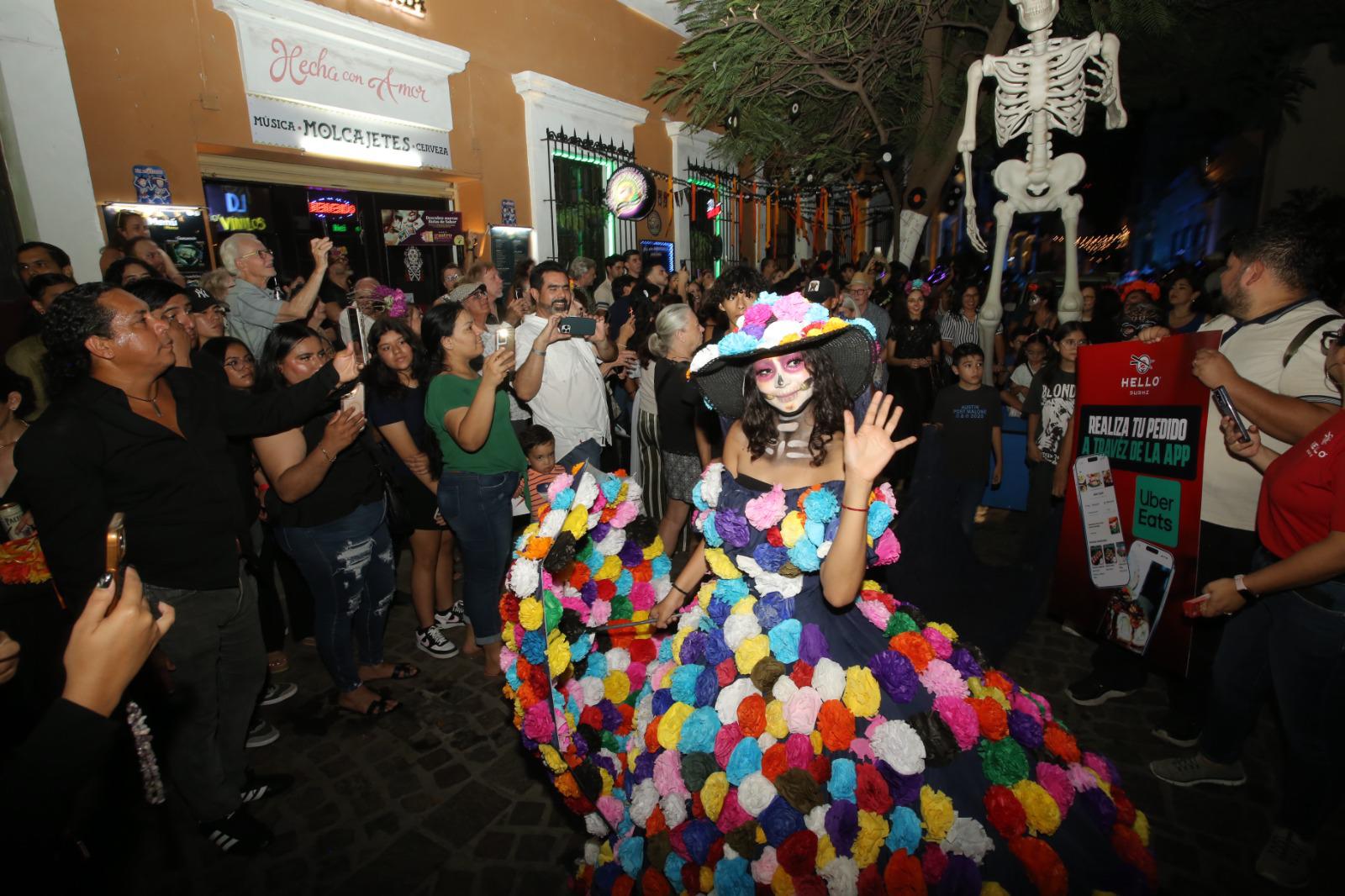 $!Catrinas, calaveras y almas de ultratumba encienden el ambiente festivo de la callejoneada en Mazatlán