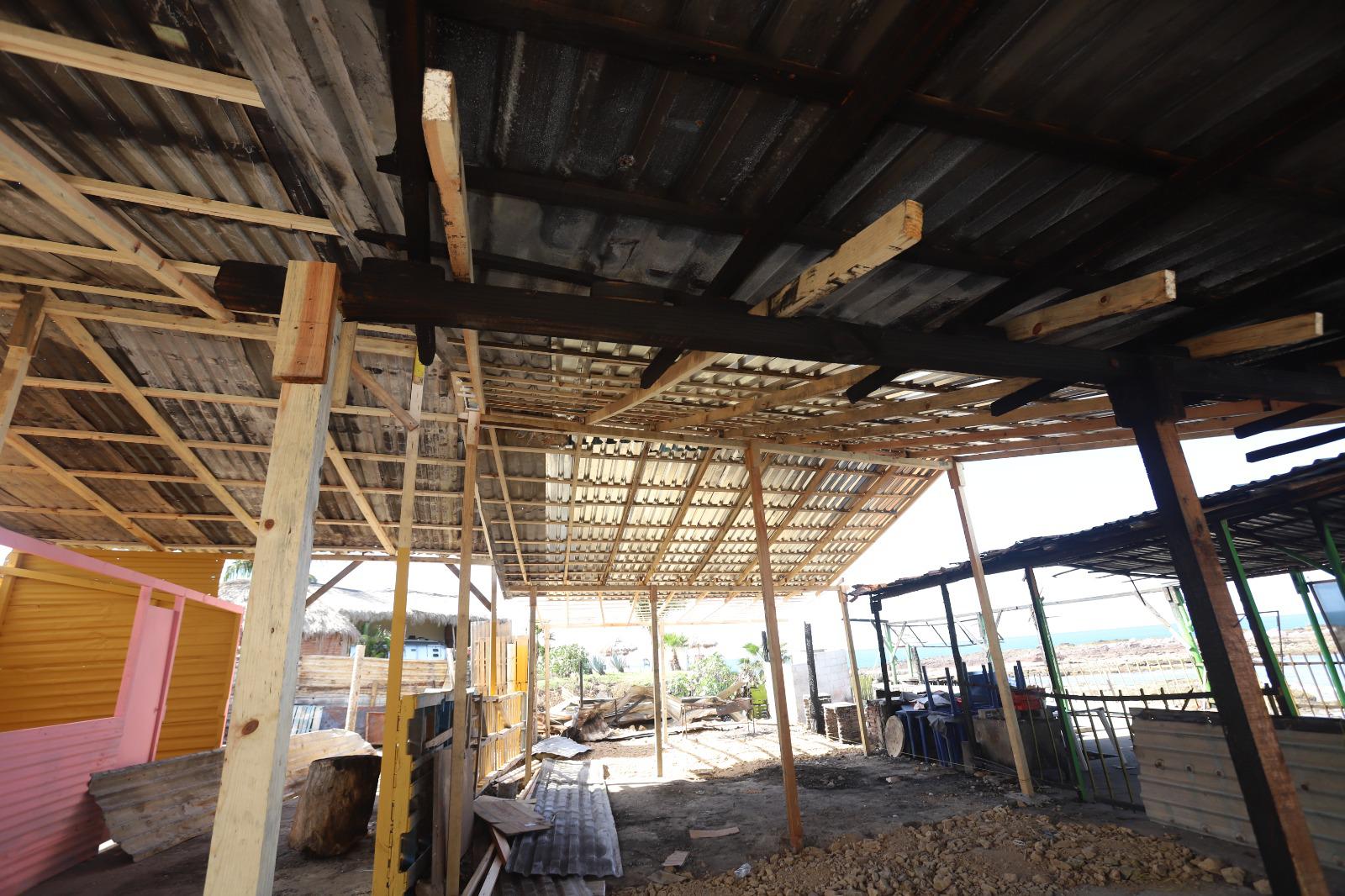 $!Reconstruyen restaurantes incendiados en el área de Cerritos, en Mazatlán