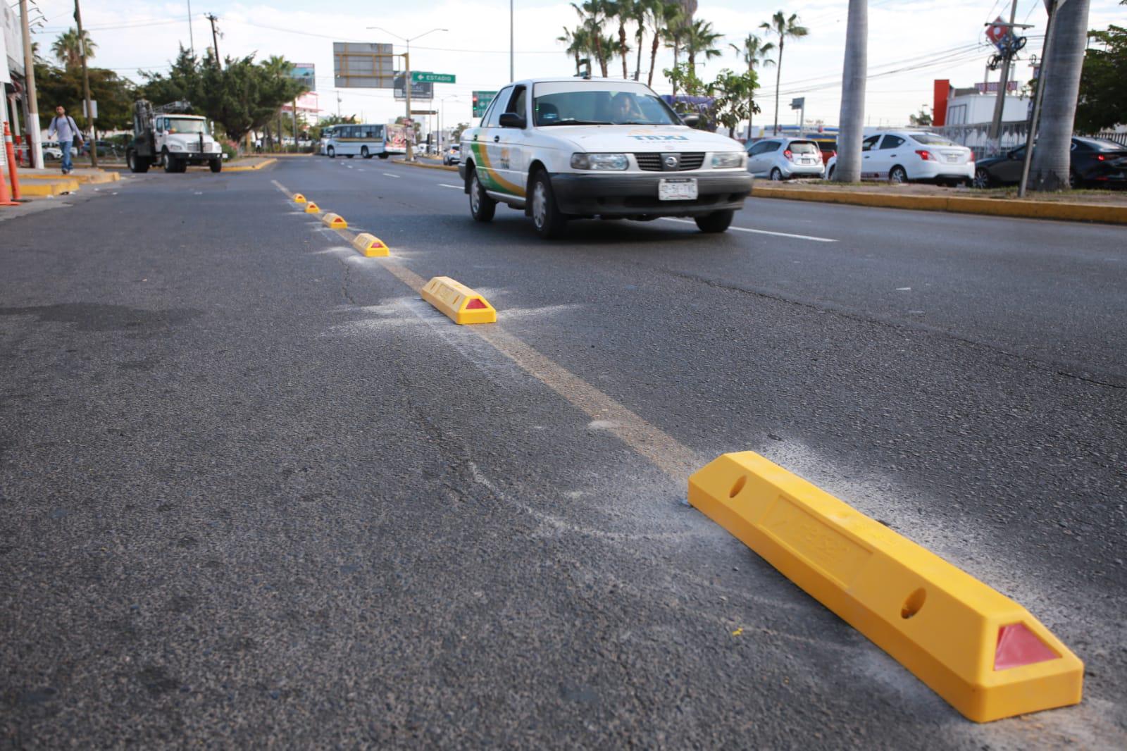 $!Colocan boyas en carril preferencial en Mazatlán